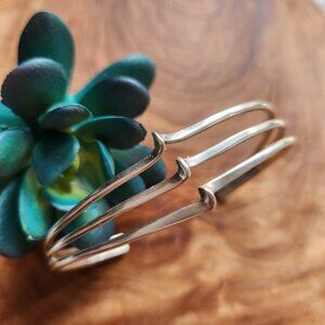 Navajo bracelet with a twist